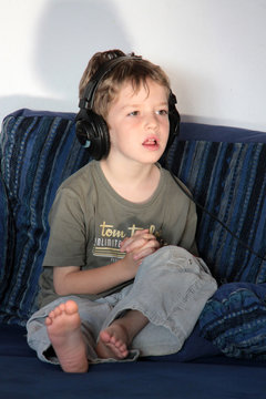 Ein Kind mit Kopfhörer