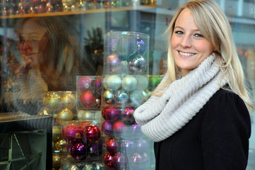 Junge Frau beim weihnachtlichen Bummel