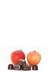 Pralinen und zwei Äpfel