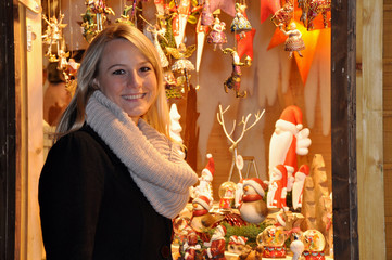 Junge Frau auf Weihnachtsmarkt