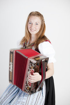 junge bayerische Frau mit Ziehharmonika