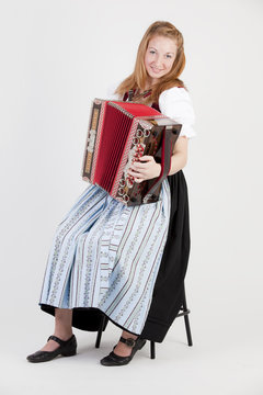 bayerische Frau im Dindl mit Ziach
