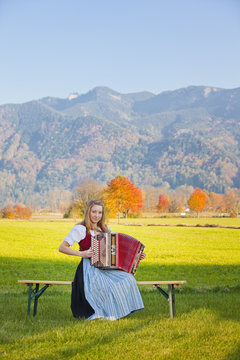 Musikerin mit Akkordeon