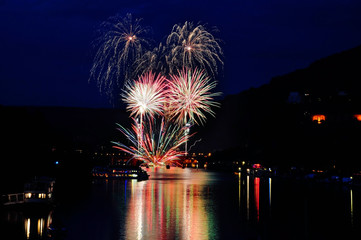 Feuerwerk am Fluss