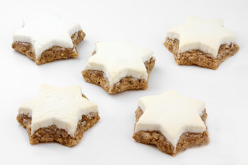 Zimtsterne auf weißem Hintergrund