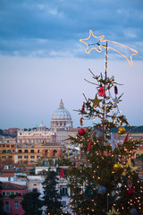 Obraz premium albero di natale e basilica di san pietro