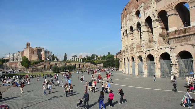 Turisti al Colosseo, Roma