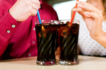 Paar trinkt Cola in einer Bar oder Restaurant