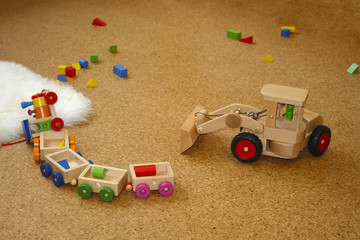 Spielzeug liegt auf dem Boden