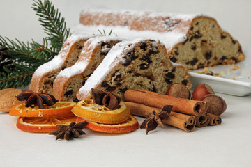 Christstollen mit Rosinen und Marzipan