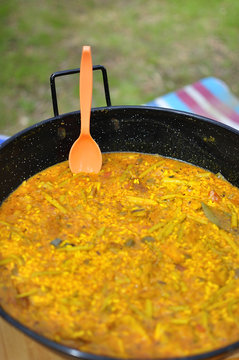 Paella en el campo