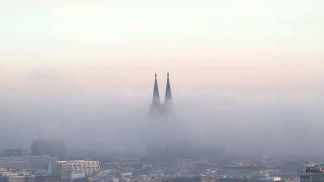 K&ouml;lner Domspitzen im Nebel