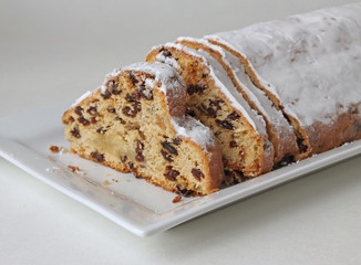 Christstollen mit Rosinen und Marzipan