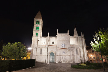 Fototapeta na wymiar Kościół La Antigua w Valladolid, w nocy