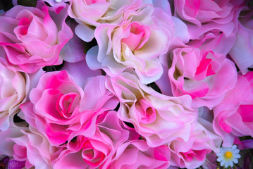 RAMO DE ROSAS ARTIFICIALES EN CEMENTERIO