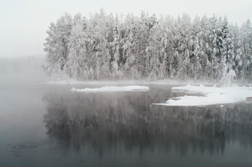 Obraz na płótnie Canvas Odmrożone jezioro w lasach zimowych Karelii, w Rosji