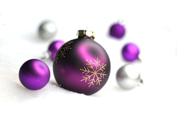 Weihnachtskugeln auf weisser Fl&auml;che