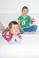 Kinder beim Fernsehen