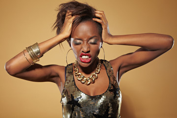 Afrikanerin rauft sich die Haare