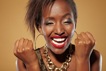 Lachende junge Afrikanerin