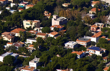 Naklejka premium Agglomerato urbano, case immerse nel verde