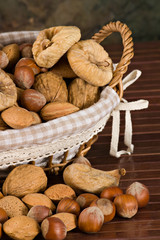 Cestino con frutta e fichi secchi - Nuts and dried figs