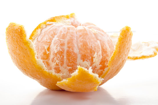 eine ge&ouml;ffnete Mandarine auf hellem Hintergrund