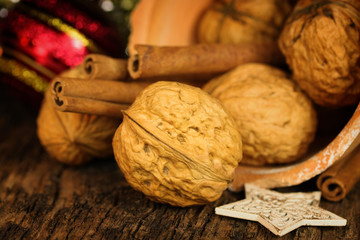 Walnüsse und Zimt zu Weihnachten