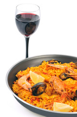 Paella et verre de vin