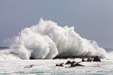 Photo sur Aluminium Orage Haute vague se brisant sur les rochers