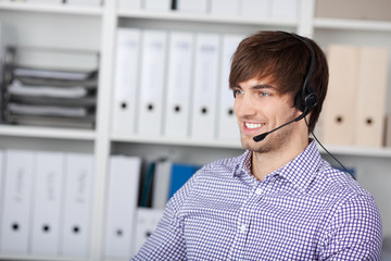 mann im büro telefoniert mit headset