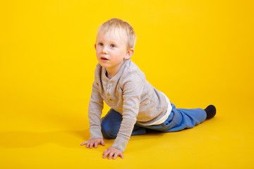 Kleinkind krabbelt © Daniel Nimmervoll