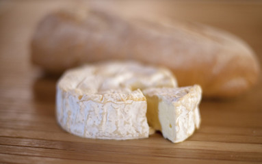 Fototapeta na wymiar fromage a pâte mole et pain