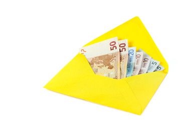 Gelber Umschlag mit Geld