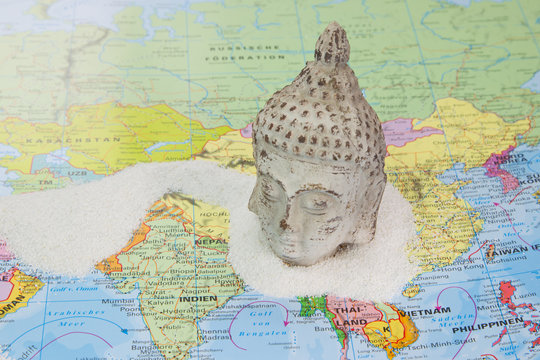 Karte der asiatischen L&auml;nder mit Buddhakopf