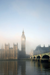 Fototapeta na wymiar Pałac Westminsterski w mgle