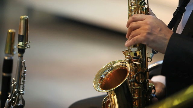 musician plaing on the saxophone