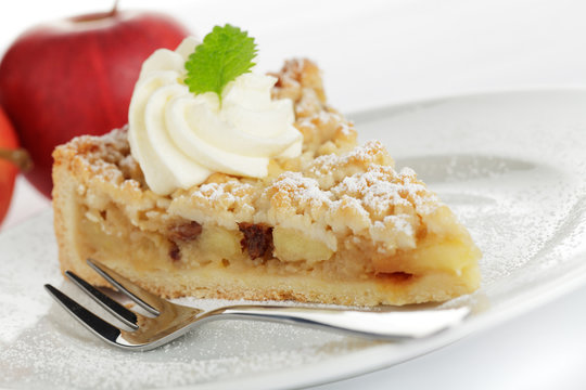 Apfel Streuselkuchen mit Sahne
