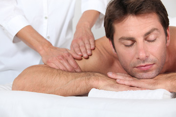 Fototapeta na wymiar Man receiving shoulder massage