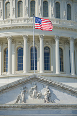 Fototapeta na wymiar US Capitol budynku szczegółowo z flagą USA - Waszyngton