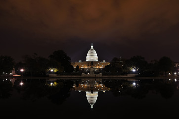 Obraz premium Washington DC, Capitol building at night with reflection