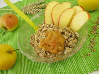 Frischkornbrei mit geriebenem Apfel