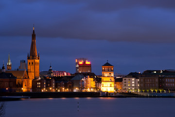 Obraz premium Landmarks of Old City (Altstadt) Dusseldorf at night