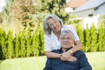 Fototapeta premium Ehepaar im Garten