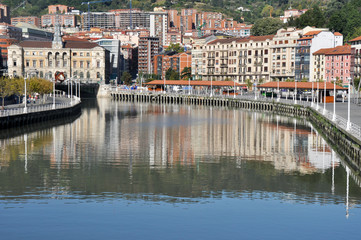 Fototapeta na wymiar Rzeka Nervión przejście przez Bilbao (Kraj Basków)