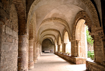 Fototapety  Tournus - Borgognsa, krużganek katedralny