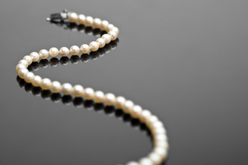 Perlenkette auf einer hochglänzenden Unterlage