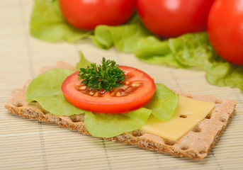 Fototapeta na wymiar crispbread with tomato and cheese