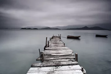Fototapeten Pier und Boot, geringe Sättigung © leungchopan