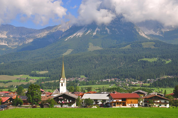 Fototapeta na wymiar Ellmau am Wilden Kaiser w Tyrolu
